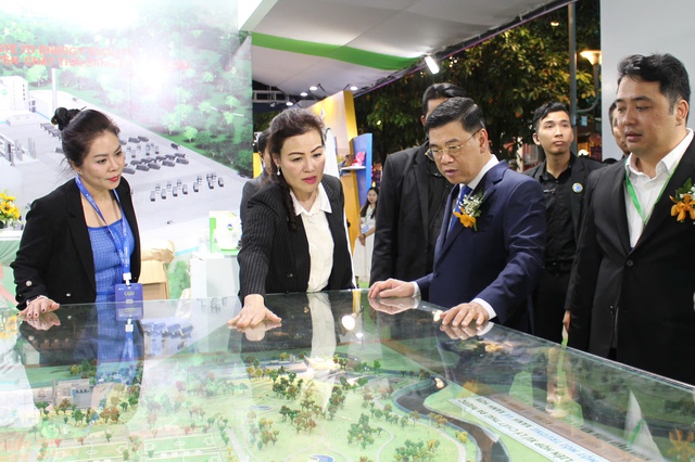 Người dân TP HCM tham quan mô hình xử lý rác hiện đại của VWS - Ảnh 1.