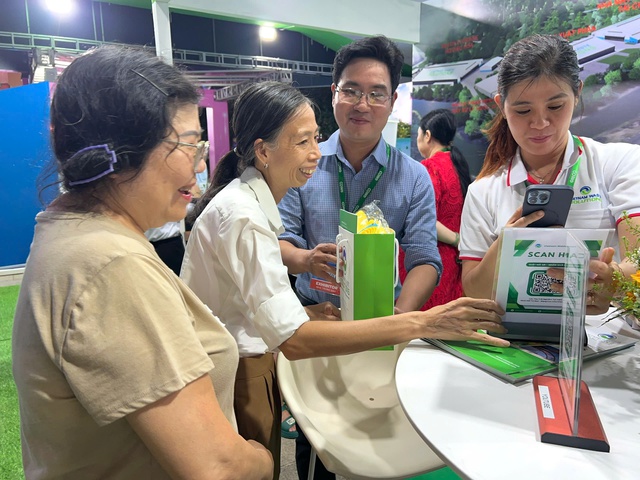 Người dân TP HCM tham quan mô hình xử lý rác hiện đại của VWS - Ảnh 2.