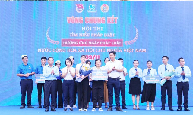 Sôi nổi chung kết Hội thi Tìm hiểu Pháp luật 2025 tại SAWACO - Ảnh 1. Sôi nổi chung kết Hội thi Tìm hiểu Pháp luật 2025 tại SAWACO - Ảnh 1.