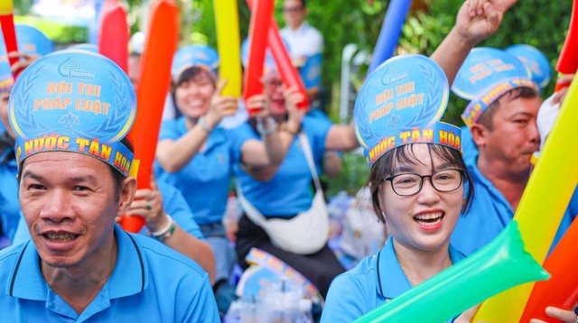 Sôi nổi chung kết Hội thi Tìm hiểu Pháp luật 2025 tại SAWACO - Ảnh 3.