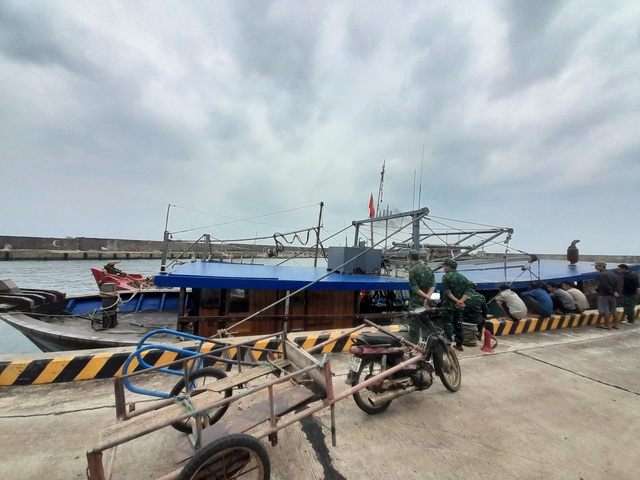 Ngư dân phát hiện tàu ma trôi dạt trên biển Cồn Cỏ - Ảnh 2. Ngư dân phát hiện tàu ma trôi dạt trên biển Cồn Cỏ - Ảnh 2.