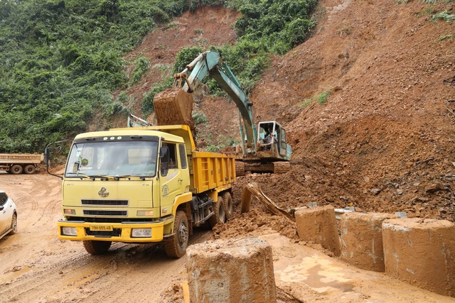 Đường đèo Khánh Lê nát tan, cần 2 tháng để khắc phục - Ảnh 8.