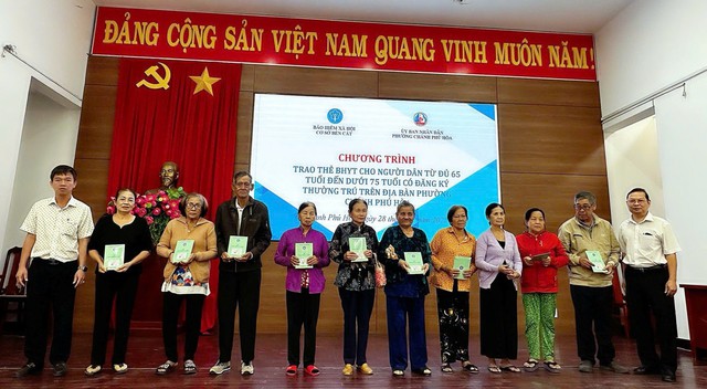 TPHCM đẩy nhanh thực hiện chính sách hỗ trợ 100% mức đóng BHYT cho người trên 65 tuổi - Ảnh 1.