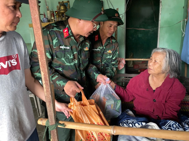 Quân khu 5 hỗ trợ nhu yếu phẩm cho người dân vùng rốn lũ Quế Phước, TP Đà Nẵng - Ảnh 9.