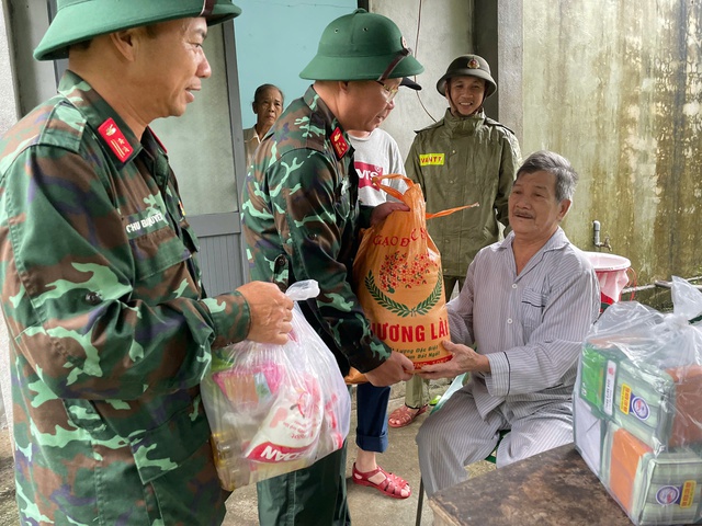 Quân khu 5 hỗ trợ nhu yếu phẩm cho người dân vùng rốn lũ Quế Phước, TP Đà Nẵng - Ảnh 10.