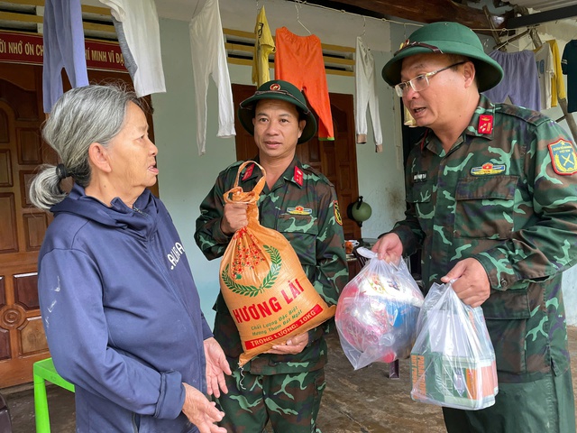 Quân khu 5 hỗ trợ nhu yếu phẩm cho người dân vùng rốn lũ Quế Phước, TP Đà Nẵng - Ảnh 12.