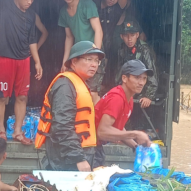 Quân khu 5 hỗ trợ nhu yếu phẩm cho người dân vùng rốn lũ Quế Phước, TP Đà Nẵng - Ảnh 1.