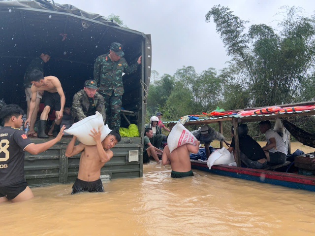 Quân khu 5 hỗ trợ nhu yếu phẩm cho người dân vùng rốn lũ Quế Phước, TP Đà Nẵng - Ảnh 2.