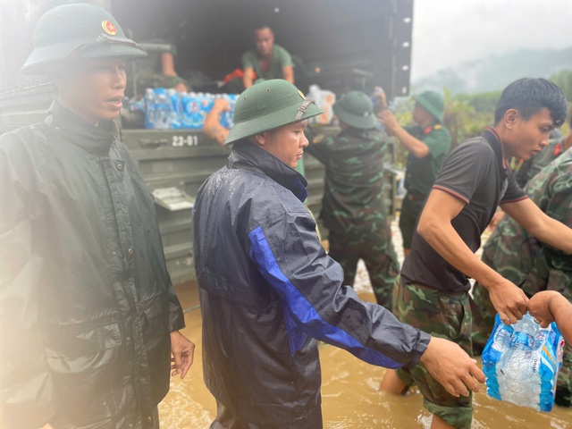 Quân khu 5 hỗ trợ nhu yếu phẩm cho người dân vùng rốn lũ Quế Phước, TP Đà Nẵng - Ảnh 4.