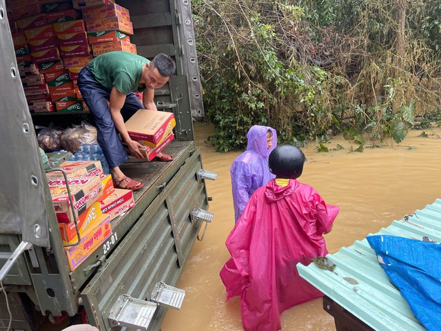 Quân khu 5 hỗ trợ nhu yếu phẩm cho người dân vùng rốn lũ Quế Phước, TP Đà Nẵng - Ảnh 6.