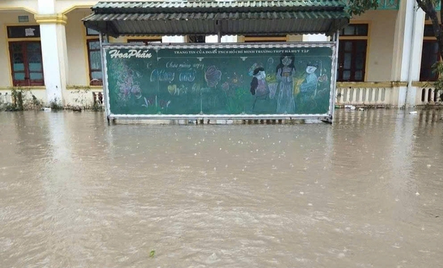 Hà Tĩnh: Hơn 18.400 học sinh vẫn chưa thể đi học trở lại do mưa lũ - Ảnh 1.