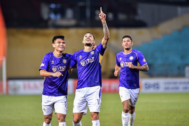 Cầu thủ nhập tịch Hoàng Hên tỏa sáng giúp Hà Nội FC thắng đậm - Ảnh 2.