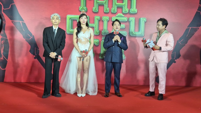 Đàm Vĩnh Hưng tặng hoa chúc mừng Hồng Thanh - Ảnh 7.