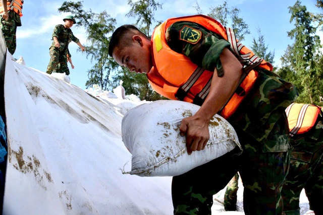Bộ đội tham gia ứng phó bão số 13 Kalmaegi , bảo vệ an toàn cho người dân - Ảnh 1.