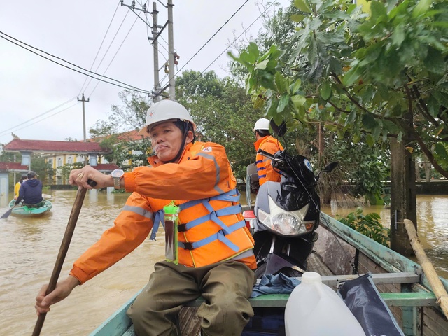 Quảng Trị khẩn trương khôi phục cấp điện, sẵn sàng ứng phó bão số 13 - Ảnh 1. Quảng Trị khẩn trương khôi phục cấp điện, sẵn sàng ứng phó bão số 13 - Ảnh 1.