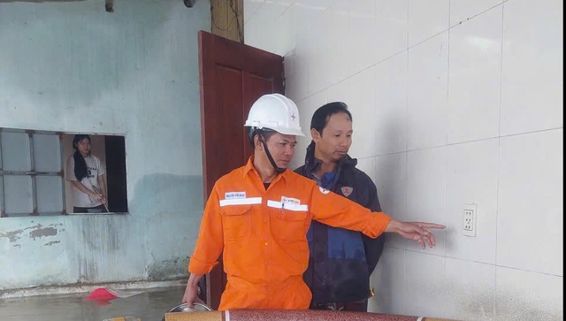 Quảng Trị khẩn trương khôi phục cấp điện, sẵn sàng ứng phó bão số 13 - Ảnh 2. Quảng Trị khẩn trương khôi phục cấp điện, sẵn sàng ứng phó bão số 13 - Ảnh 2.
