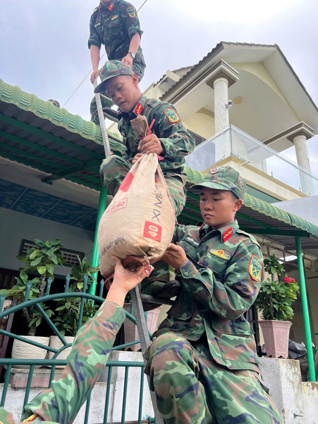 Muôn cách chống bão số 13 Kalmaegi của người dân Quảng Ngãi - Ảnh 1.