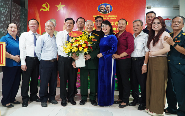 Chủ tịch HĐND TP HCM Võ Văn Minh trao Huy hiệu 80 năm tuổi Đảng cho đảng viên phường Tân Sơn Hòa - Ảnh 4.