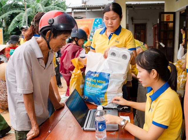 PNJ kích hoạt "Siêu thị mini 0 đồng" hỗ trợ người dân miền Trung bị lũ lụt - Ảnh 1.