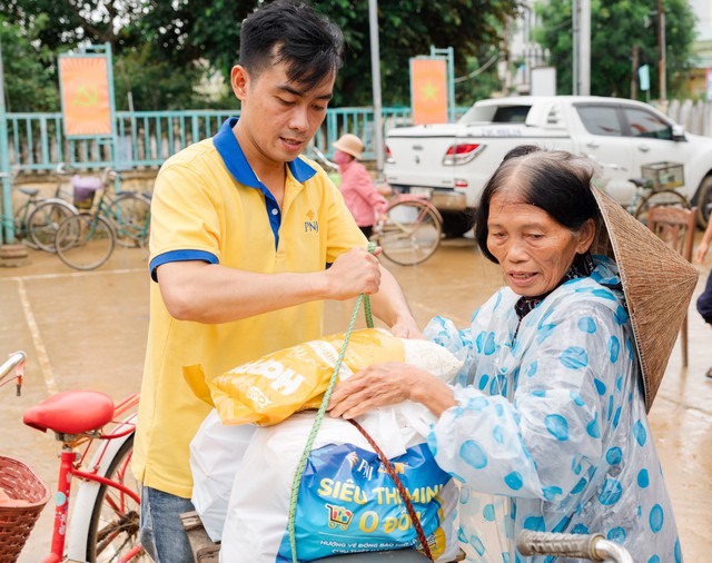 PNJ kích hoạt "Siêu thị mini 0 đồng" hỗ trợ người dân miền Trung bị lũ lụt - Ảnh 4.