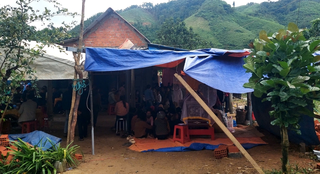 Chương trình "Trái tim miền Trung" trao hỗ trợ gia đình người mẹ trẻ bị lũ cuốn tử vong - Ảnh 1. Chương trình "Trái tim miền Trung" trao hỗ trợ gia đình người mẹ trẻ bị lũ cuốn tử vong - Ảnh 1.