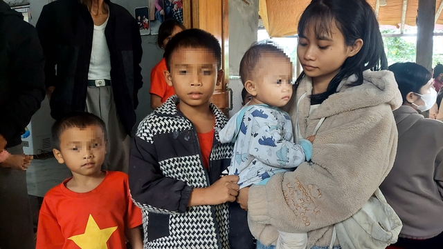 Chương trình "Trái tim miền Trung" trao hỗ trợ gia đình người mẹ trẻ bị lũ cuốn tử vong - Ảnh 2. Chương trình "Trái tim miền Trung" trao hỗ trợ gia đình người mẹ trẻ bị lũ cuốn tử vong - Ảnh 2.