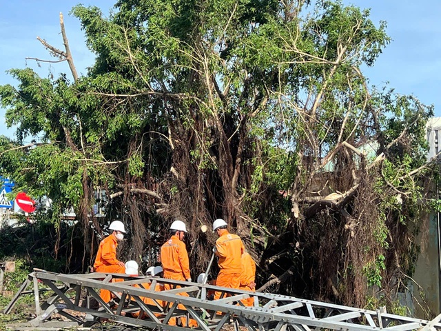 Miền Trung: Hơn 1,6 triệu khách hàng bị mất điện do ảnh hưởng bão số 13 Kalmaegi - Ảnh 2.
