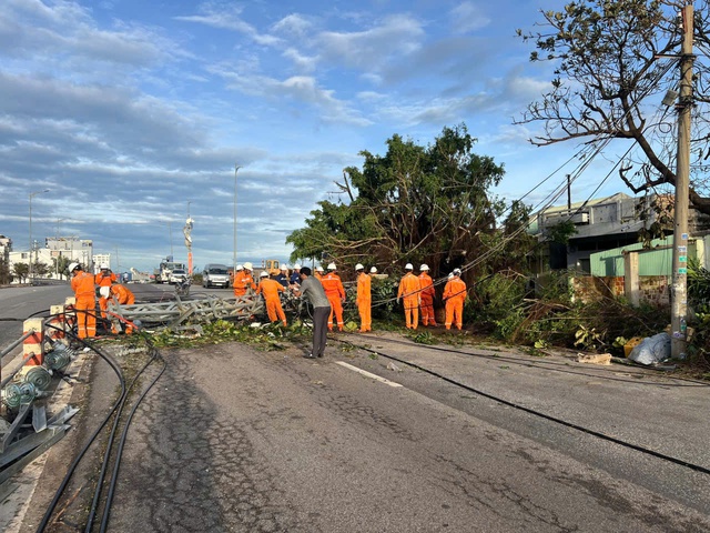 Miền Trung: Hơn 1,6 triệu khách hàng bị mất điện do ảnh hưởng bão số 13 Kalmaegi - Ảnh 3.