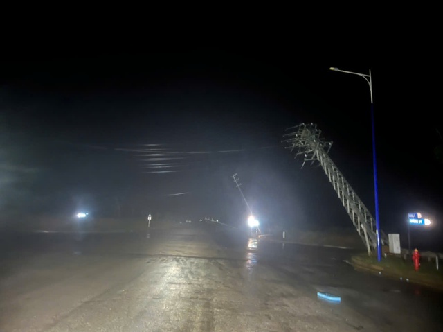 Miền Trung: Hơn 1,6 triệu khách hàng bị mất điện do ảnh hưởng bão số 13 Kalmaegi - Ảnh 5.