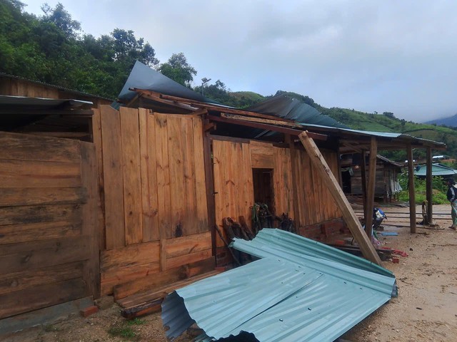 Bão số 13 gây thiệt hại nặng ở phía Nam Đà Nẵng, hàng chục ngôi nhà tốc mái - Ảnh 3.