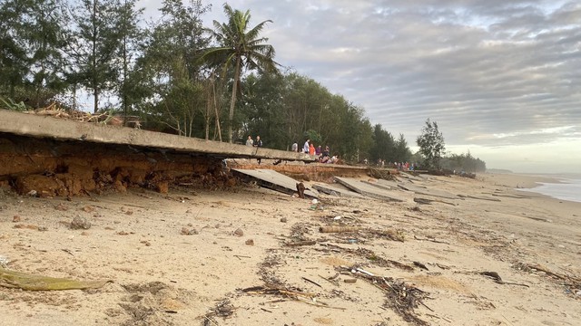 Hình ảnh Quảng Ngãi "tan nát" do bão số 13 Kalmaegi kết hợp triều cường kỷ lục - Ảnh 3.
