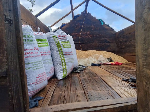 Bão số 13 gây thiệt hại nặng ở phía Nam Đà Nẵng, hàng chục ngôi nhà tốc mái - Ảnh 1.