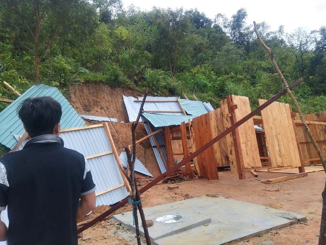 Bão số 13 gây thiệt hại nặng ở phía Nam Đà Nẵng, hàng chục ngôi nhà tốc mái - Ảnh 4.