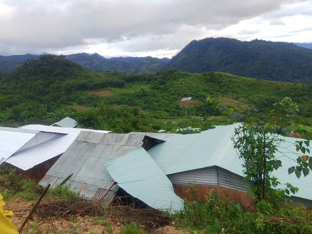 Bão số 13 gây thiệt hại nặng ở phía Nam Đà Nẵng, hàng chục ngôi nhà tốc mái - Ảnh 2.