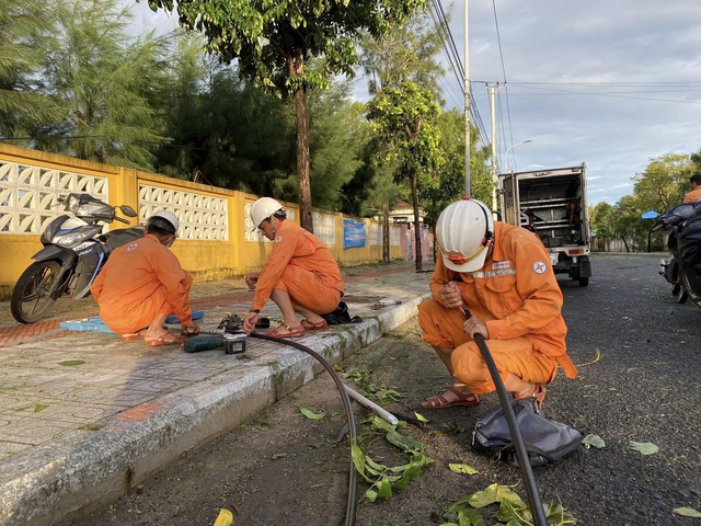 Miền Trung: Hơn 1,6 triệu khách hàng bị mất điện do ảnh hưởng bão số 13 Kalmaegi - Ảnh 6.