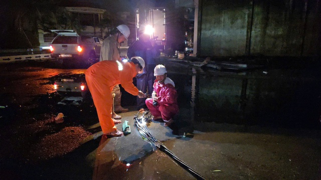 Miền Trung: Hơn 1,6 triệu khách hàng bị mất điện do ảnh hưởng bão số 13 Kalmaegi - Ảnh 7.