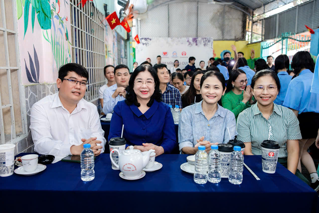 "Ươm mầm nụ cười" trao quà cho Trường chuyên biệt khiếm thính Hy Vọng - Ảnh 1.