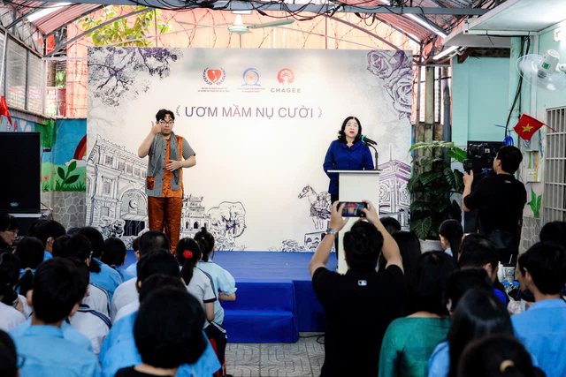 "Ươm mầm nụ cười" trao quà cho Trường chuyên biệt khiếm thính Hy Vọng - Ảnh 2.