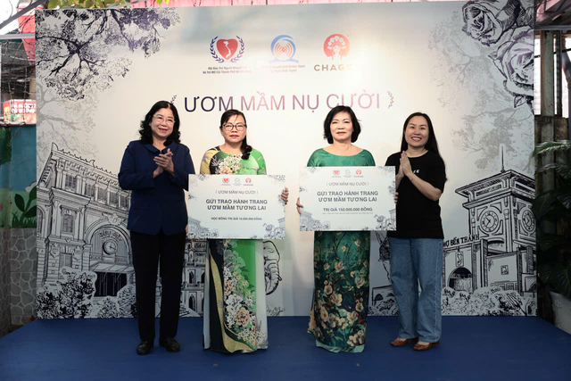 "Ươm mầm nụ cười" trao quà cho Trường chuyên biệt khiếm thính Hy Vọng - Ảnh 3.