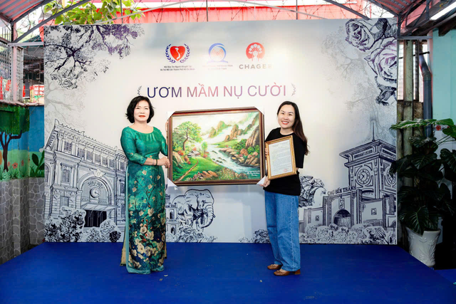 "Ươm mầm nụ cười" trao quà cho Trường chuyên biệt khiếm thính Hy Vọng - Ảnh 4.