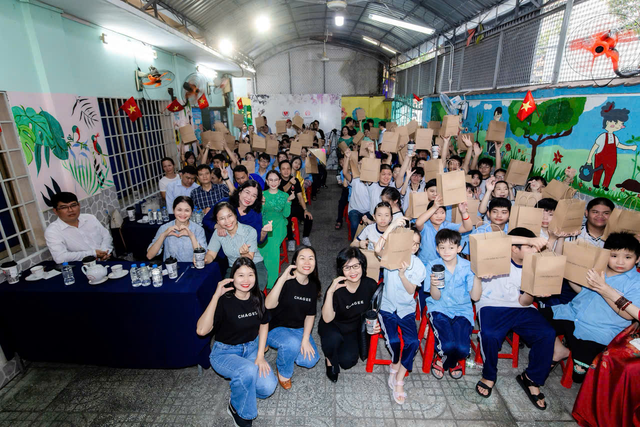 "Ươm mầm nụ cười" trao quà cho Trường chuyên biệt khiếm thính Hy Vọng - Ảnh 5.