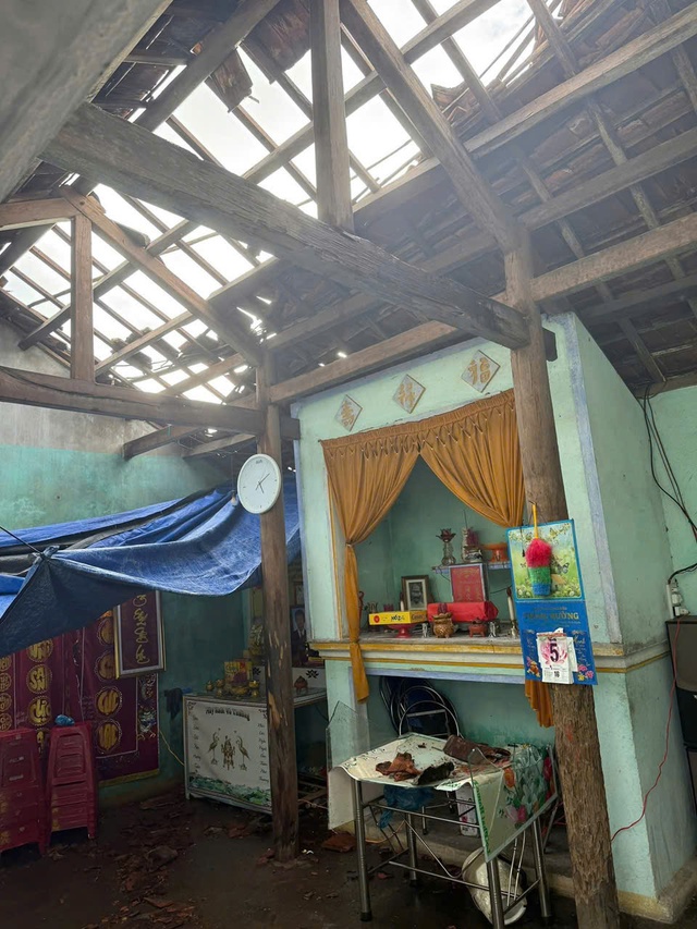 Bão số 13 gây thiệt hại nặng ở phía Nam Đà Nẵng, hàng chục ngôi nhà tốc mái - Ảnh 10. Bão số 13 gây thiệt hại nặng ở phía Nam Đà Nẵng, hàng chục ngôi nhà tốc mái - Ảnh 10.