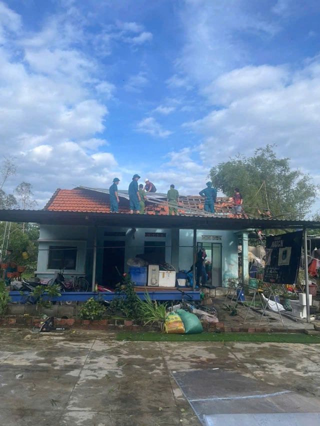 Bão số 13 gây thiệt hại nặng ở phía Nam Đà Nẵng, hàng chục ngôi nhà tốc mái - Ảnh 9. Bão số 13 gây thiệt hại nặng ở phía Nam Đà Nẵng, hàng chục ngôi nhà tốc mái - Ảnh 9.