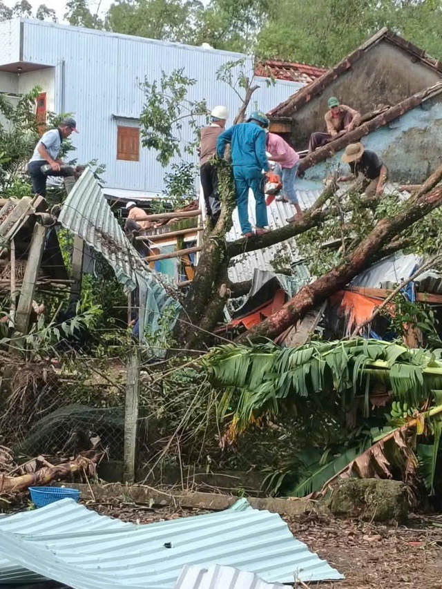 Bão số 13 gây thiệt hại nặng ở phía Nam Đà Nẵng, hàng chục ngôi nhà tốc mái - Ảnh 4. Bão số 13 gây thiệt hại nặng ở phía Nam Đà Nẵng, hàng chục ngôi nhà tốc mái - Ảnh 4.