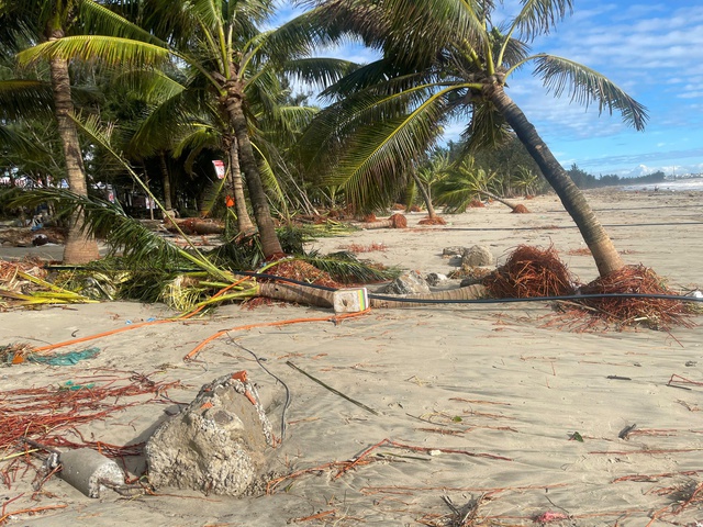 Hình ảnh Quảng Ngãi "tan nát" do bão số 13 Kalmaegi kết hợp triều cường kỷ lục - Ảnh 13.