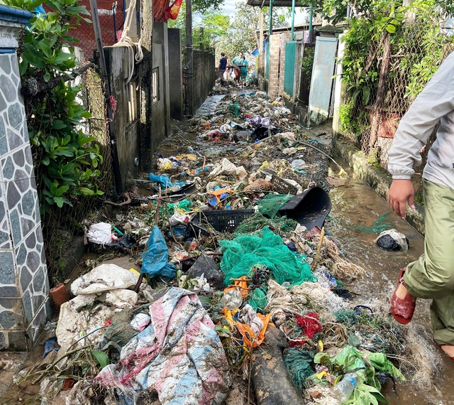 Hình ảnh Quảng Ngãi "tan nát" do bão số 13 Kalmaegi kết hợp triều cường kỷ lục - Ảnh 11.