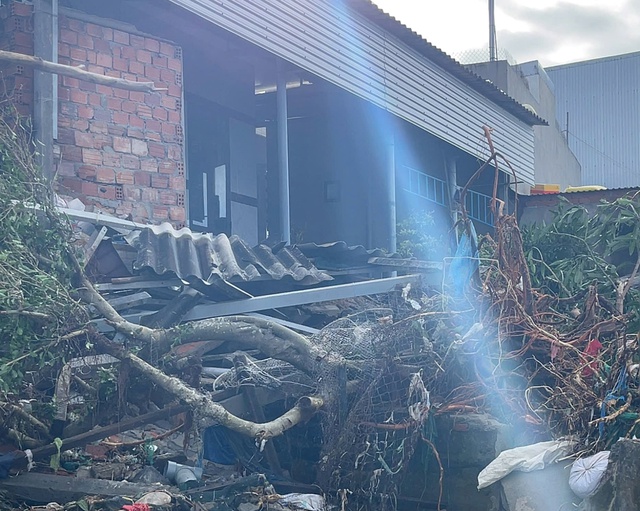 Hình ảnh Quảng Ngãi "tan nát" do bão số 13 Kalmaegi kết hợp triều cường kỷ lục - Ảnh 8.