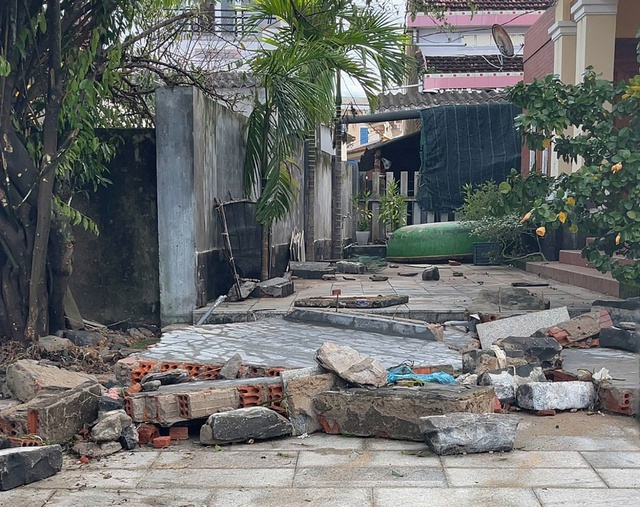 Hình ảnh Quảng Ngãi "tan nát" do bão số 13 Kalmaegi kết hợp triều cường kỷ lục - Ảnh 4.