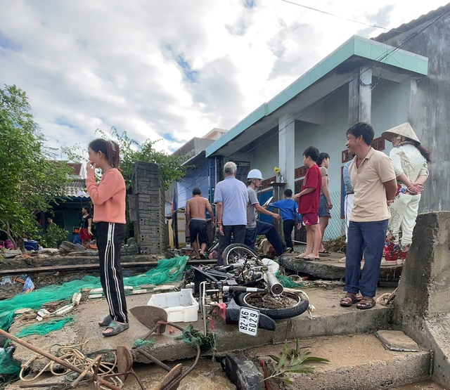 Hình ảnh Quảng Ngãi "tan nát" do bão số 13 Kalmaegi kết hợp triều cường kỷ lục - Ảnh 2.