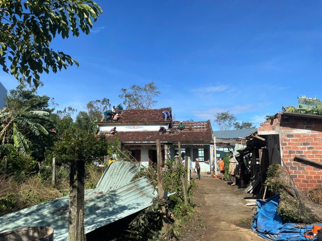 Bão số 13 gây thiệt hại nặng ở phía Nam Đà Nẵng, hàng chục ngôi nhà tốc mái - Ảnh 2. Bão số 13 gây thiệt hại nặng ở phía Nam Đà Nẵng, hàng chục ngôi nhà tốc mái - Ảnh 2.